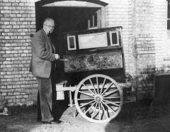 Thomas Kenneth Penniman outside the then back door of the Pitt Rivers Museum with street piano (1953.1.1). 1998.267.86